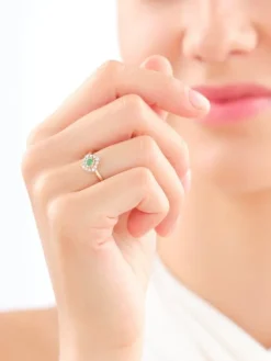 Online Apart Pierścionek z żółtego złota z diamentami i szmaragdem - próba 585