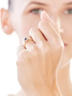 Apart Pierścionek z żółtego złota z diamentami i szafirem - próba 585< Pierścionki