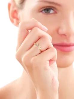 Apart Pierścionek z żółtego złota z diamentami - piórko - 0,02 ct - próba 375< Wszystkie