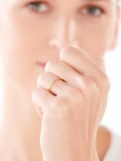 Online Apart Pierścionek z żółtego złota z diamentami - 0,01 ct - próba 375