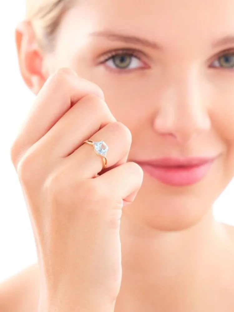 Apart Pierścionek z żółtego złota z diamentami i topazem Sky Blue - próba 375< Pierścionki