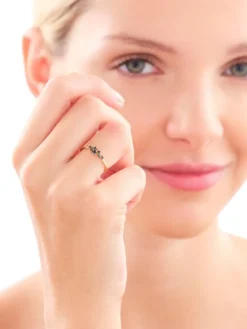 Discount Apart Pierścionek z żółtego złota z czarnymi brylantami - 0,15 ct - próba 375