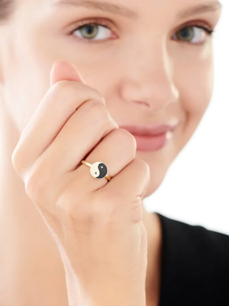 Apart Pierścionek z żółtego złota z diamentami - yin yang - 0,012 ct - próba 375< Pierścionki