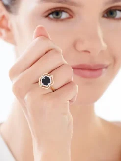 Apart Pierścionek z żółtego złota z diamentami i onyksem - próba 585< Pierścionki