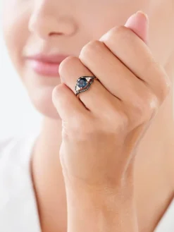 Apart Pierścionek z żółtego złota z brylantami i topazem London Blue - próba 585< Pierścionki