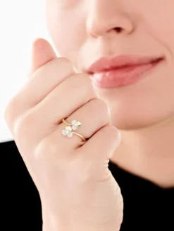 Sale Apart Pierścionek z żółtego złota z diamentami - kwiaty - 0,07 ct - próba 375
