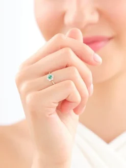 Apart Pierścionek z żółtego złota z diamentami i szmaragdem - próba 585< Wszystkie