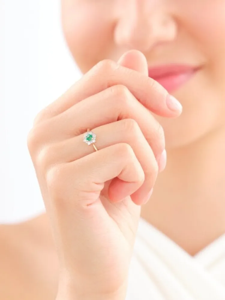 Apart Pierścionek z żółtego złota z diamentami i szmaragdem - próba 585< Wszystkie