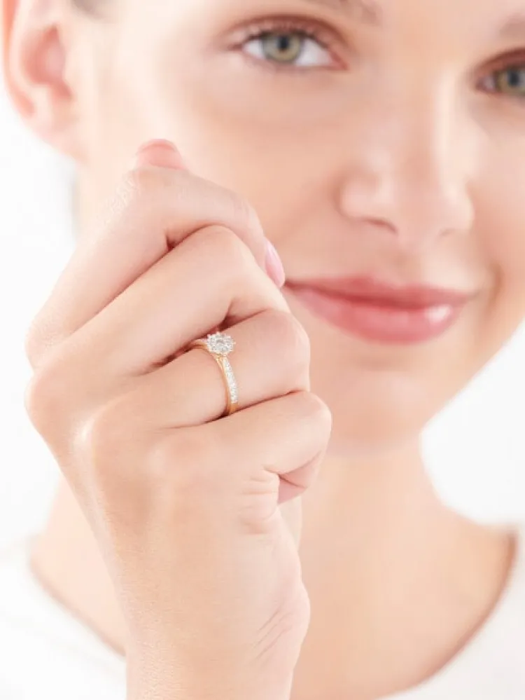 Outlet Apart Pierścionek z żółtego złota z diamentami - 0,43 ct - próba 585
