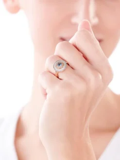 Discount Apart Pierścionek z żółtego złota z diamentami i topazem London Blue - rozeta - próba 585
