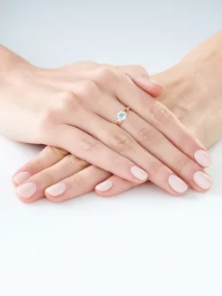 Apart Pierścionek z żółtego złota z diamentami i topazem Sky Blue - próba 375< Pierścionki
