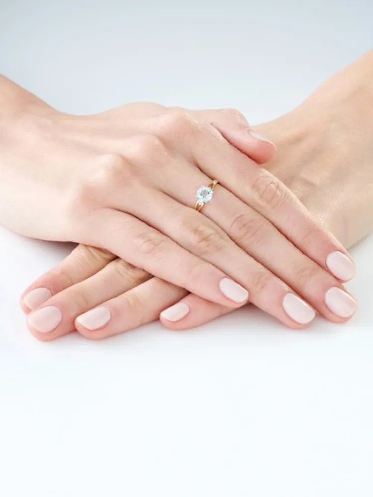 Apart Pierścionek z żółtego złota z diamentami i topazem Sky Blue - próba 375< Pierścionki