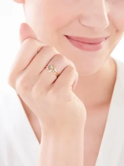 Apart Pierścionek z żółtego złota z diamentami - róża - 0,04 ct - próba 585< Pierścionki