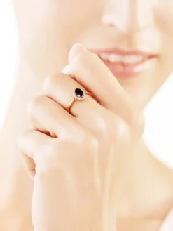 Discount Apart Pierścionek z żółtego złota z diamentami i szafirem - próba 585