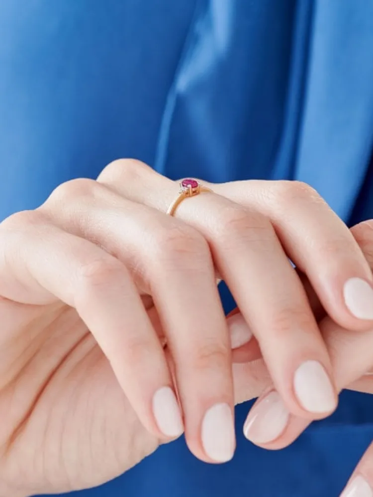 Apart Pierścionek z żółtego złota z diamentami i rubinem - próba 375