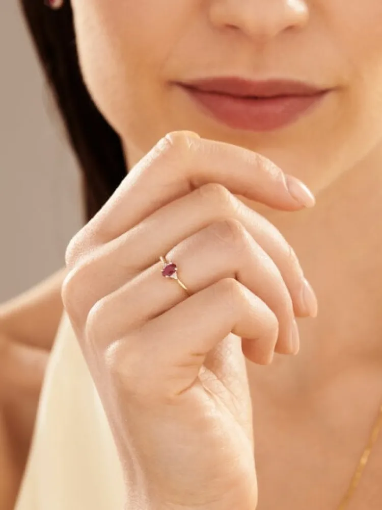 Apart Pierścionek z żółtego złota z diamentami i rubinem - próba 375