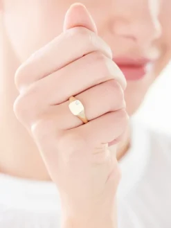 Apart Pierścionek z żółtego złota z diamentem - sygnet - 0,004 ct - próba 375< Do Grawerowania