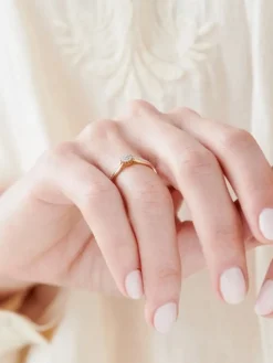 Sale Apart Pierścionek z żółtego złota z diamentami - 0,09 ct - próba 585