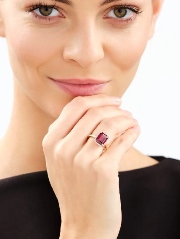 Apart Pierścionek z żółtego złota z diamentami i rodolitem - próba 585< Wszystkie