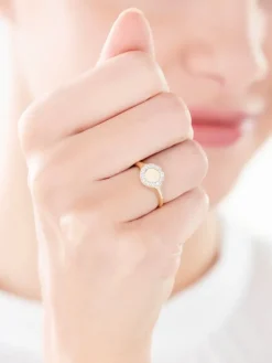 Best Apart Pierścionek z żółtego złota z diamentami - sygnet - 0,06 ct - próba 585