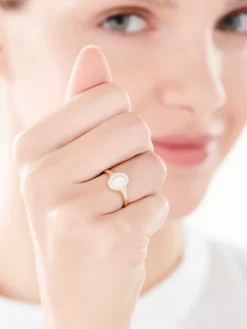 Sale Apart Pierścionek z żółtego złota z diamentami  - sygnet - 0,04 ct - próba 585