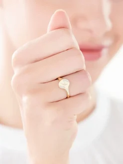 Clearance Apart Pierścionek z żółtego złota z diamentami - sygnet - litera M - 0,01 ct - próba 375
