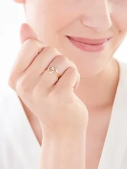 Outlet Apart Pierścionek z żółtego złota z diamentami - róża - 0,04 ct - próba 375