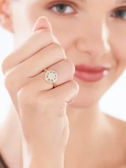Outlet Apart Pierścionek z żółtego złota z diamentami - 0,20 ct - próba 585