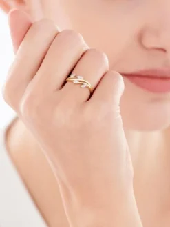 Apart Pierścionek z żółtego złota z diamentami - liście - 0,05 ct - próba 375< Pierścionki