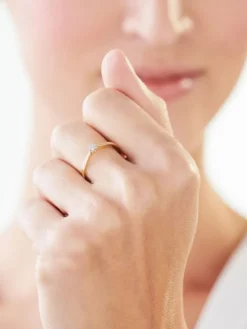 Sale Apart Pierścionek z żółtego złota z diamentem - 0,003 ct - próba 375