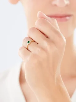 Discount Apart Pierścionek z żółtego złota z diamentami i szmaragdem syntetycznym - próba 375