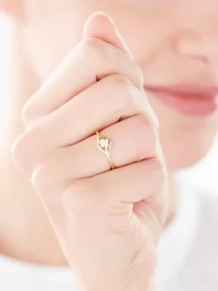 Apart Pierścionek z żółtego złota z diamentami - 0,10 ct - próba 375< Pierścionki