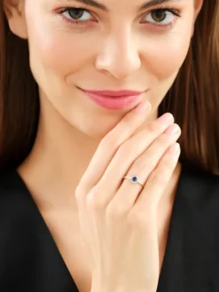 Discount Apart Pierścionek z żółtego złota z diamentami i szafirem - próba 375