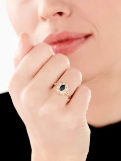 Best Apart Pierścionek z żółtego złota z diamentami i szafirami - próba 585