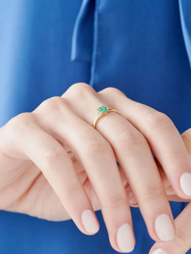 Apart Pierścionek z żółtego złota z diamentami i szmaragdem - próba 585< Pierścionki