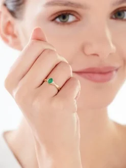 Apart Pierścionek z żółtego złota z diamentami i szmaragdem - próba 585< Pierścionki
