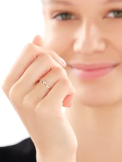 Best Apart Pierścionek z żółtego złota z diamentami - serca - 0,02 ct - próba 375