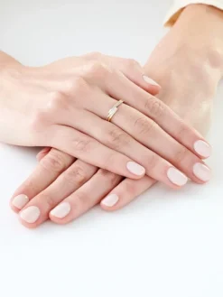 Outlet Apart Pierścionek z żółtego złota z brylantami - 0,03 ct - próba 585