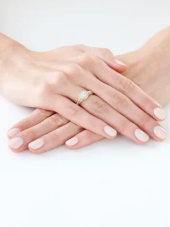 Outlet Apart Pierścionek z żółtego złota z diamentami - 0,25 ct - próba 585