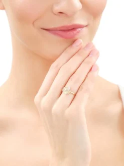 Apart Pierścionek z żółtego złota z diamentami - kwiat - 0,11 ct - próba 585
