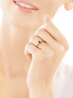 Apart Pierścionek z żółtego złota z diamentami i szmaragdem - próba 375< Pierścionki