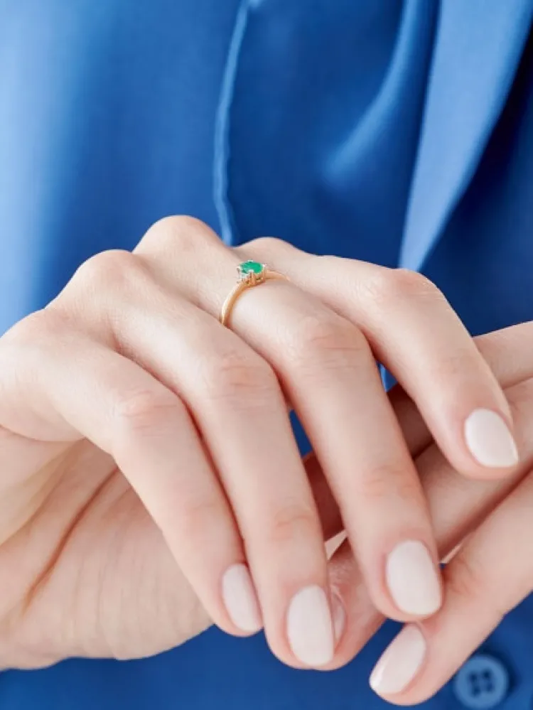 Apart Pierścionek z żółtego złota z diamentami i szmaragdem - próba 375< Pierścionki
