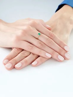 Apart Pierścionek z żółtego złota z diamentami i szmaragdem - próba 375< Pierścionki