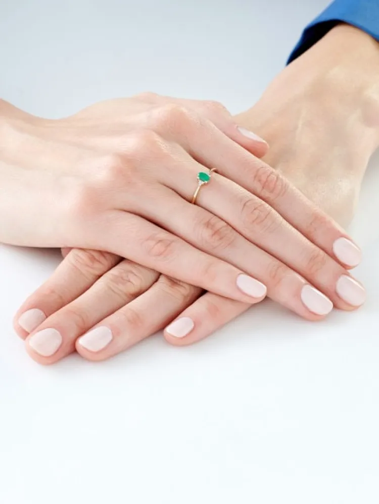Apart Pierścionek z żółtego złota z diamentami i szmaragdem - próba 375< Pierścionki