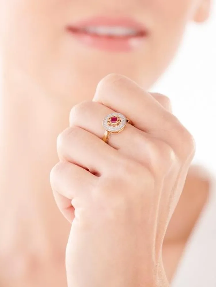 Apart Pierścionek z żółtego złota z diamentami i rubinem - rozeta - próba 585< Pierścionki