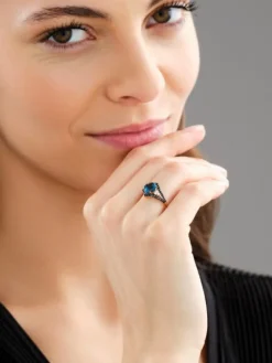 Apart Pierścionek z żółtego złota z brylantami i topazem London Blue - próba 585< Pierścionki