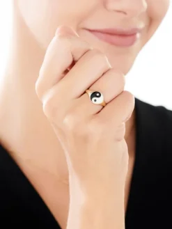 Apart Pierścionek z żółtego złota z diamentami i emalią - sygnet - yin yang - 0,01 ct - próba 375< Sygnety Z Diamentami