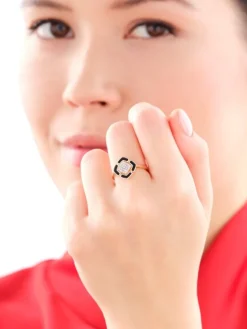 Apart Pierścionek z żółtego złota z diamentami i emalią - 0,08 ct - próba 585< Pierścionki