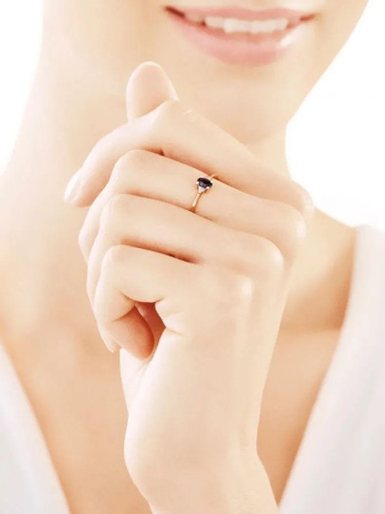 Apart Pierścionek z żółtego złota z diamentami i szafirem - próba 375< Pierścionki