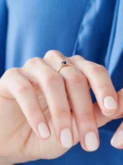 Apart Pierścionek z żółtego złota z diamentami i szafirem - próba 375< Pierścionki